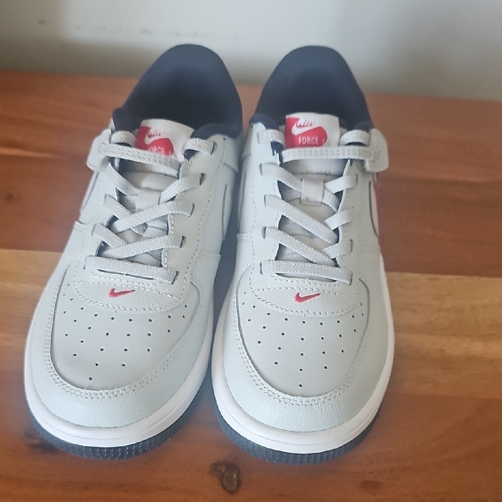 Nike Kids Low-Top Sneakers in White with Red Swoosh